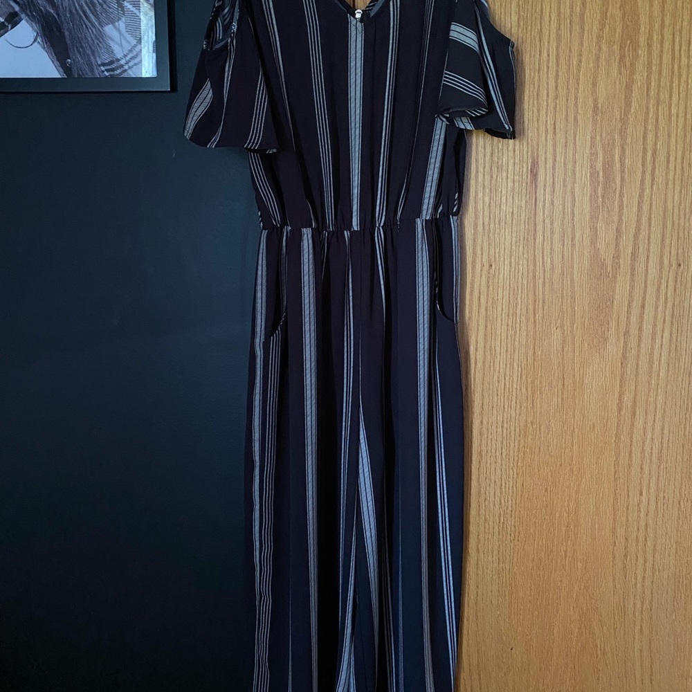 Maurice’s B&W striped romper Size: ( S )